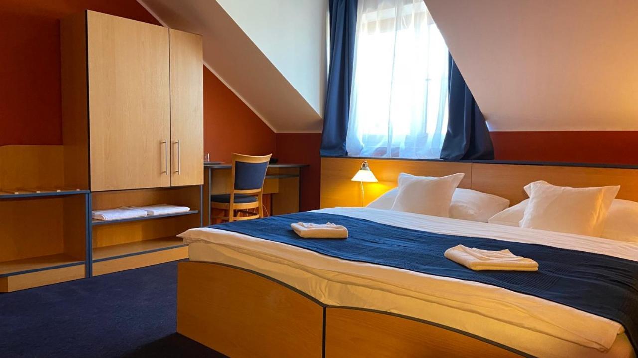 Hotel U Milina Bagian luar foto
