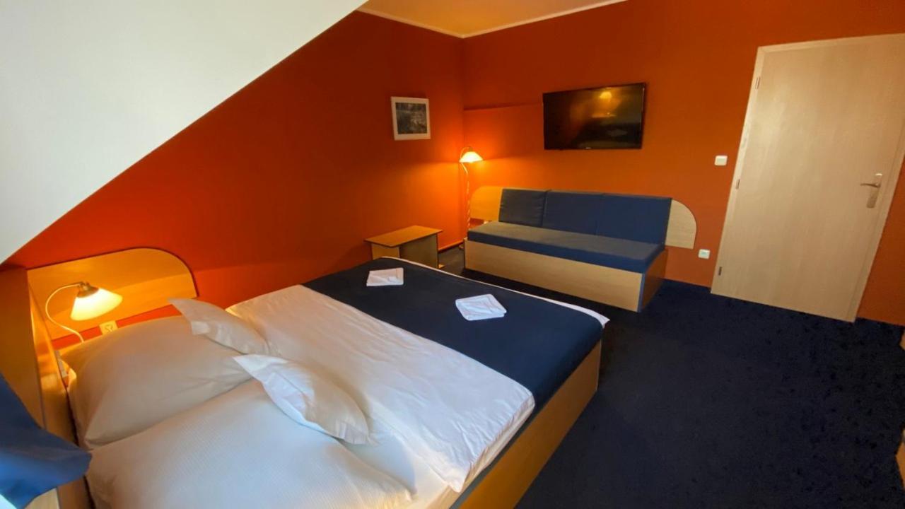 Hotel U Milina Bagian luar foto