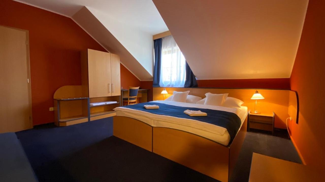 Hotel U Milina Bagian luar foto