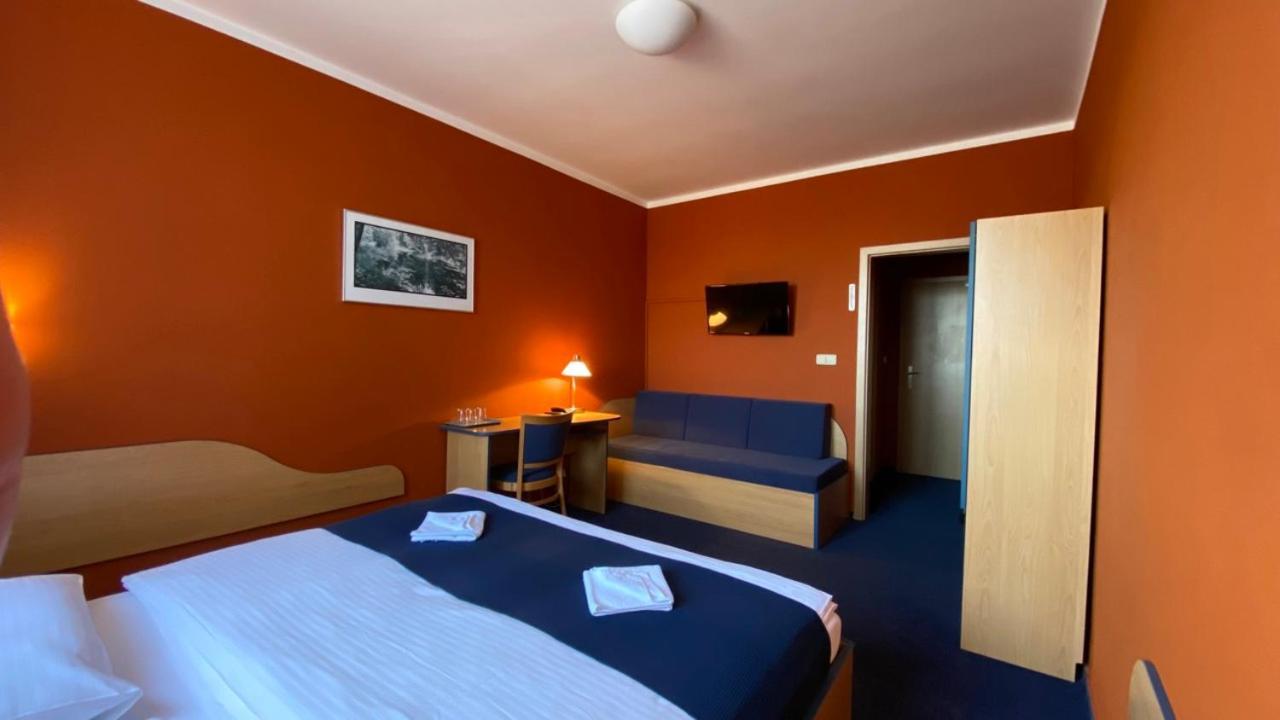 Hotel U Milina Bagian luar foto