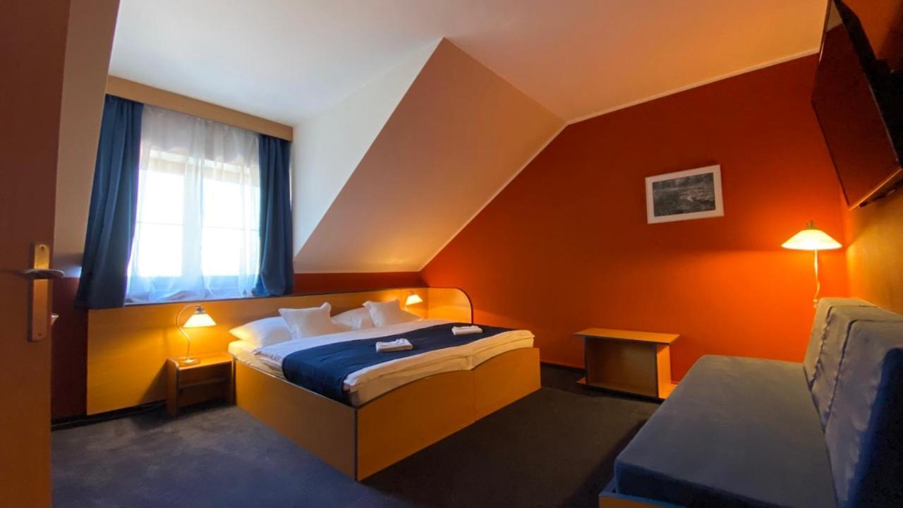 Hotel U Milina Bagian luar foto